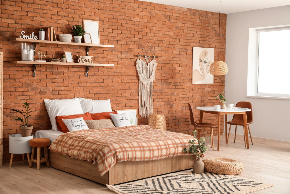 Ściana z cegły w sypialni