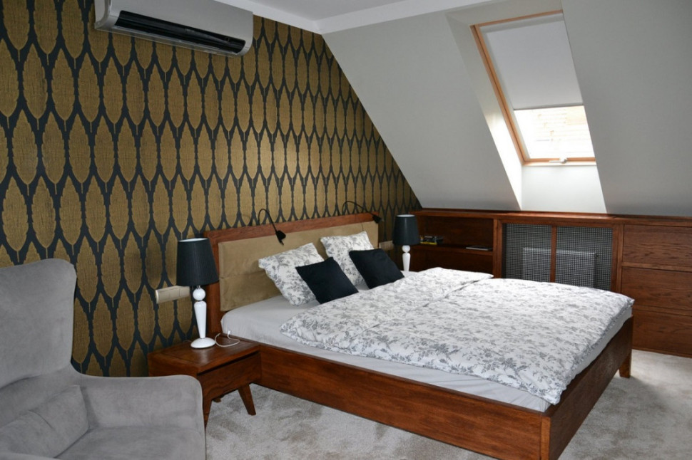 Wzorzysta tapeta na ścianie w sypialni