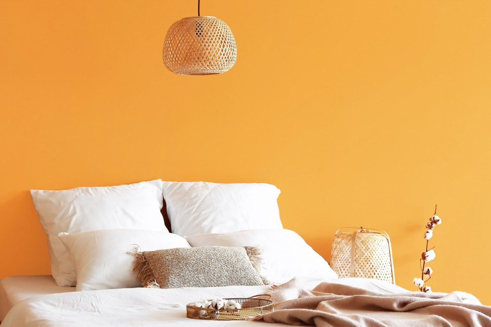 Pomarańczowa ściana w sypialni