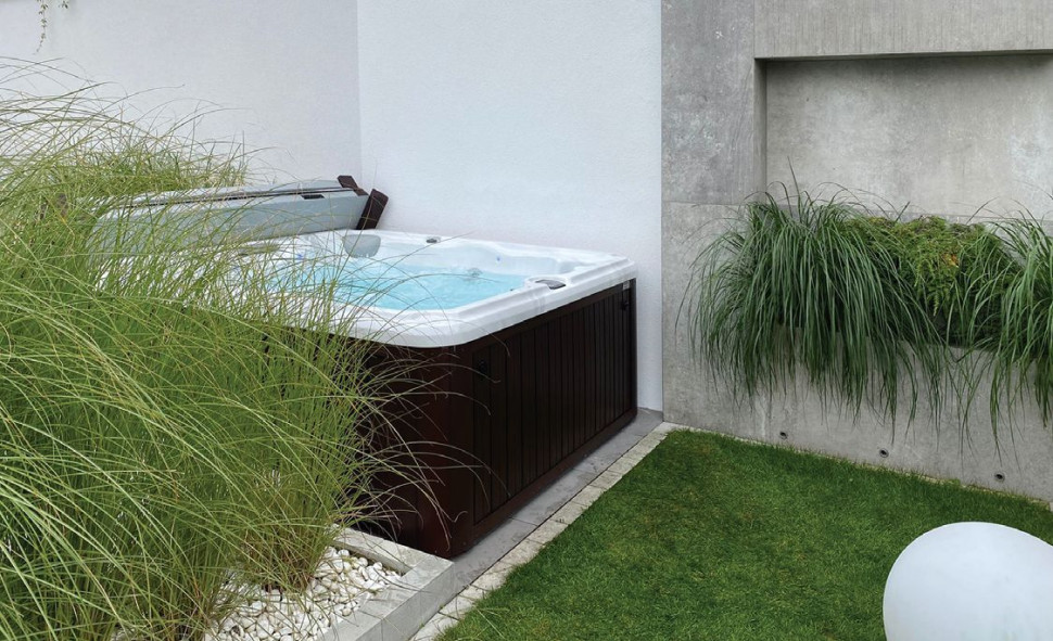 Minibasen (zewnętrzna wanna z hydromasażem) w ogrodzie