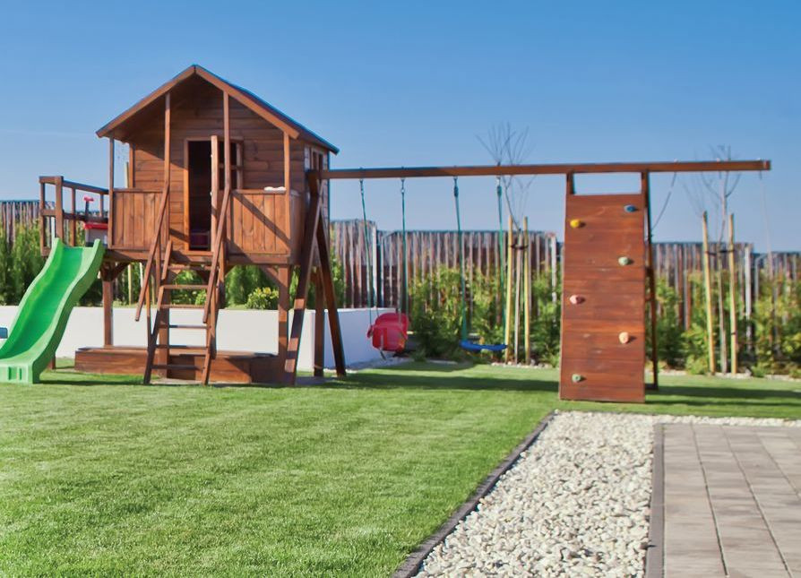 Miejsce ze zjeżdżalnią, domkiem czy małą ścianką wspinaczkową