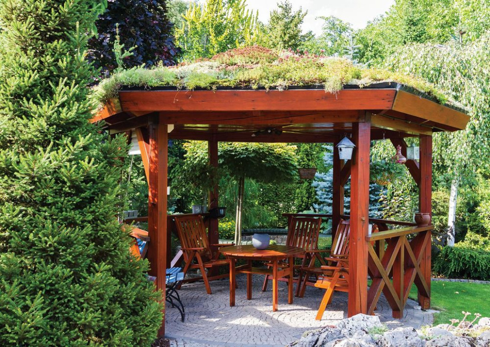 Altana wyposażona w stół i siedziska