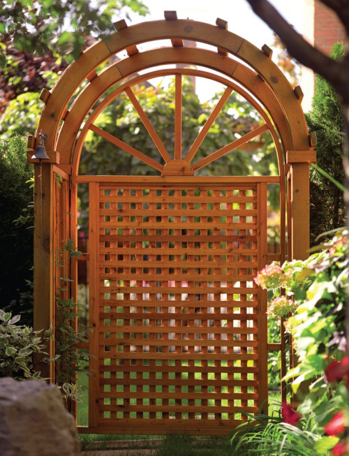 Niewielka ozdobna pergola w kształcie bramki, stanowiąca jednocześnie podporę pod pnącza