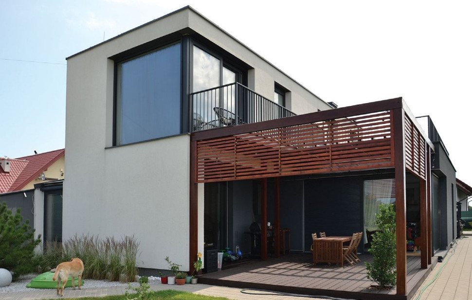 Boczna elewacja wykończona tynkiem silikatowym białym