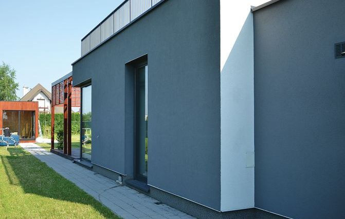 Tylna elewacja wykończona tynkiem silikatowym grafitowym
