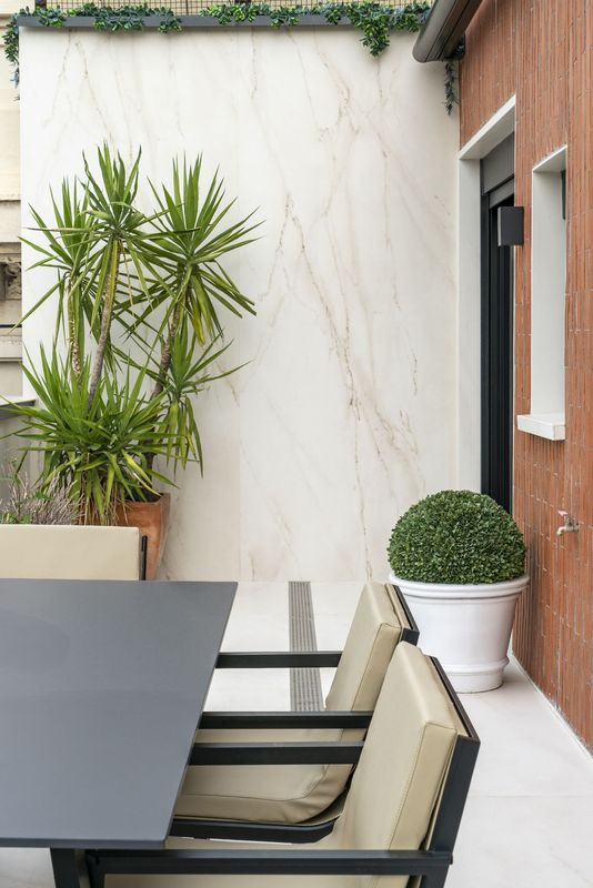 Ściana z Dektonu Rem na elewacji