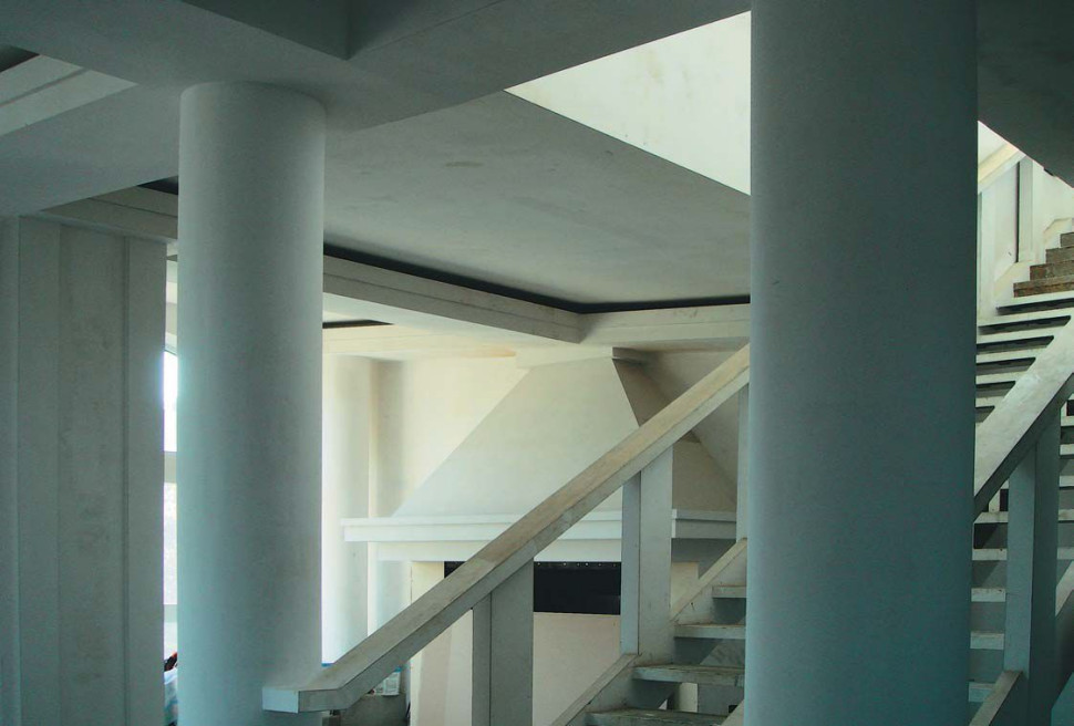 W głębi widoczny jest wielki kominek przy którym będzie miał swe królestwo legwan