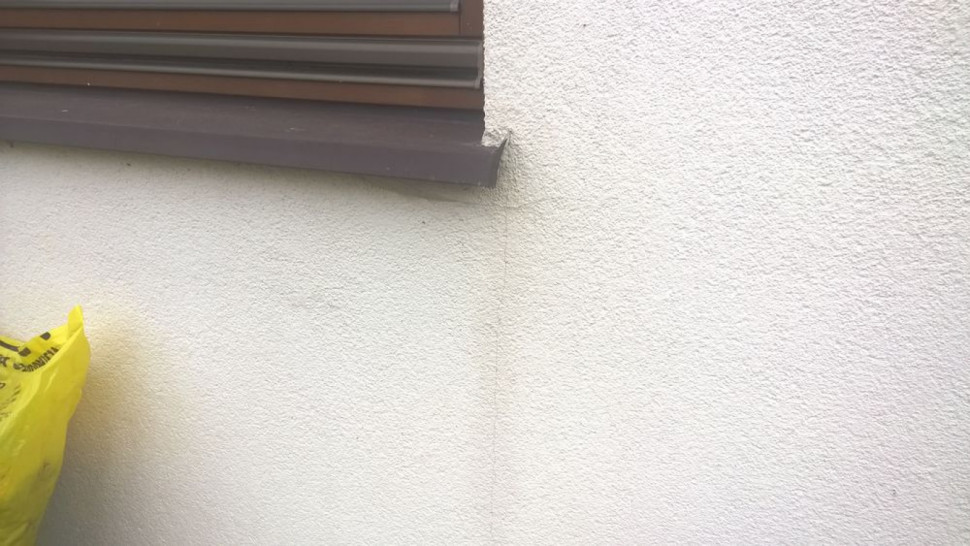 Brak zbrojenia w strefie podokiennej spowodowało powstanie pionowej rysy