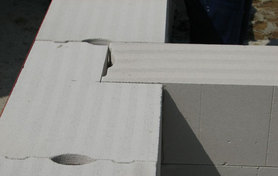 Prawidłowe przemurowanie ściany zewnętrznej jednowarstwowej z wewnętrzną nośną