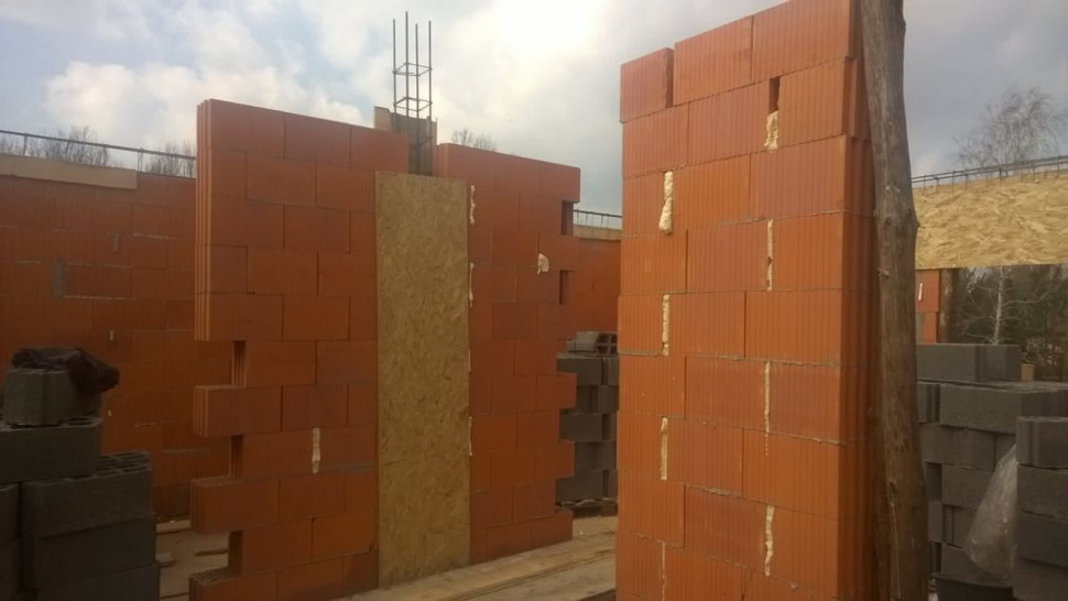 Wypełnienie spoin pionowych pianką poliuretanową jest błędem