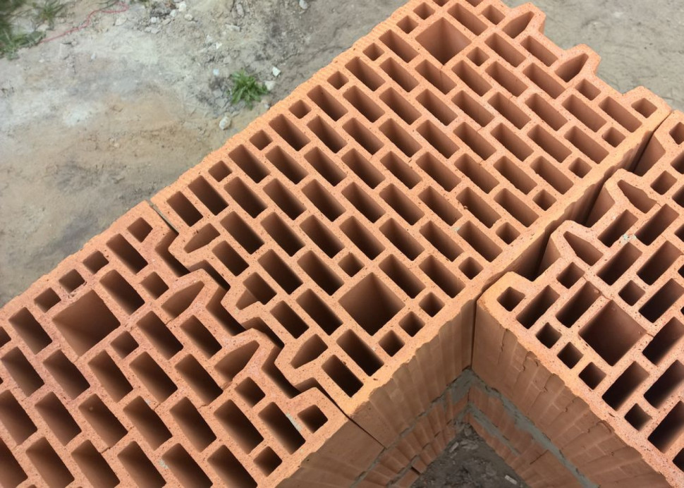 Miejsce, gdzie nie ma połączenia na pióra i wpusty powinno być wypełnione zaprawą