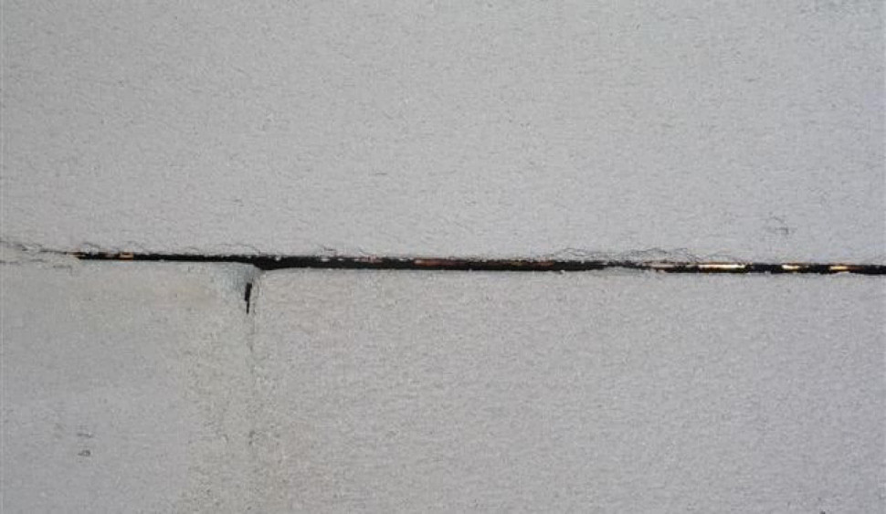 Brak zaprawy w spoinach poziomych