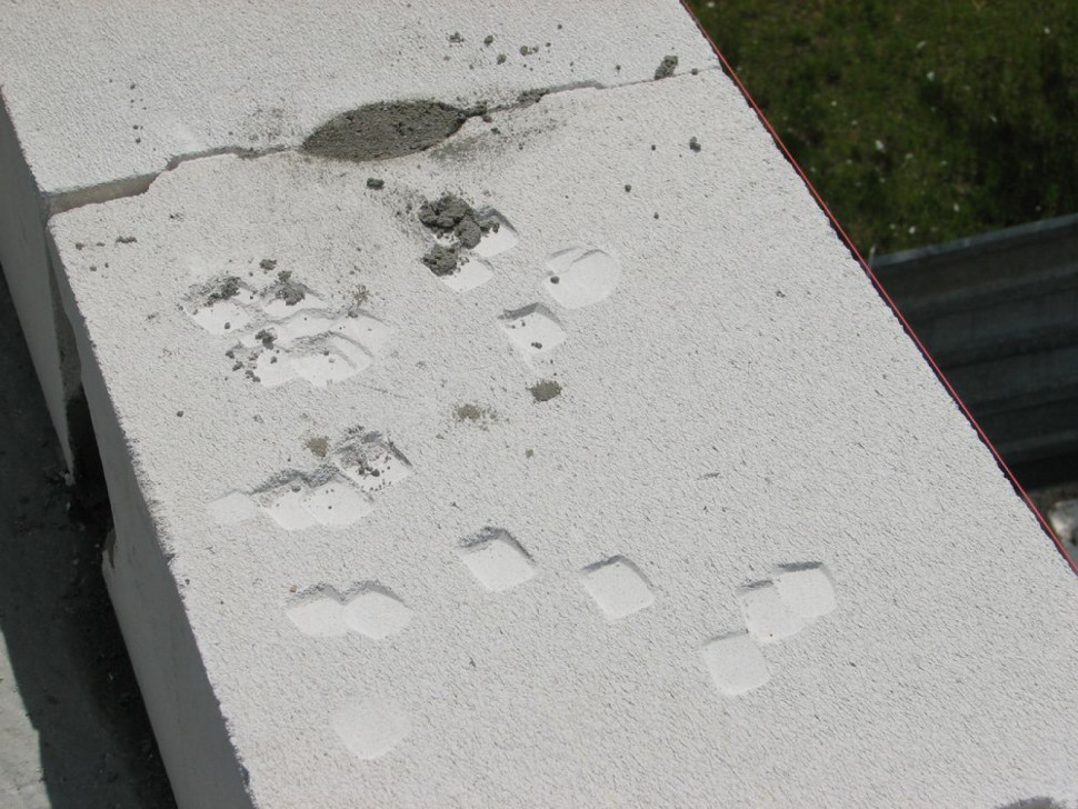 Użycie niewłaściwych narzędzi - zastosowano młotek murarski zamiast z gumowym obuchem