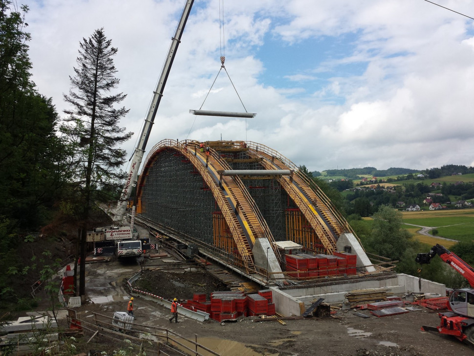 Wykorzystanie form szalunkowych do wykonania elementów mostu łukowego