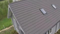 Widok dachów krytych blachodachwką z posypką wulkaniczną GERARD z lotu ptaka