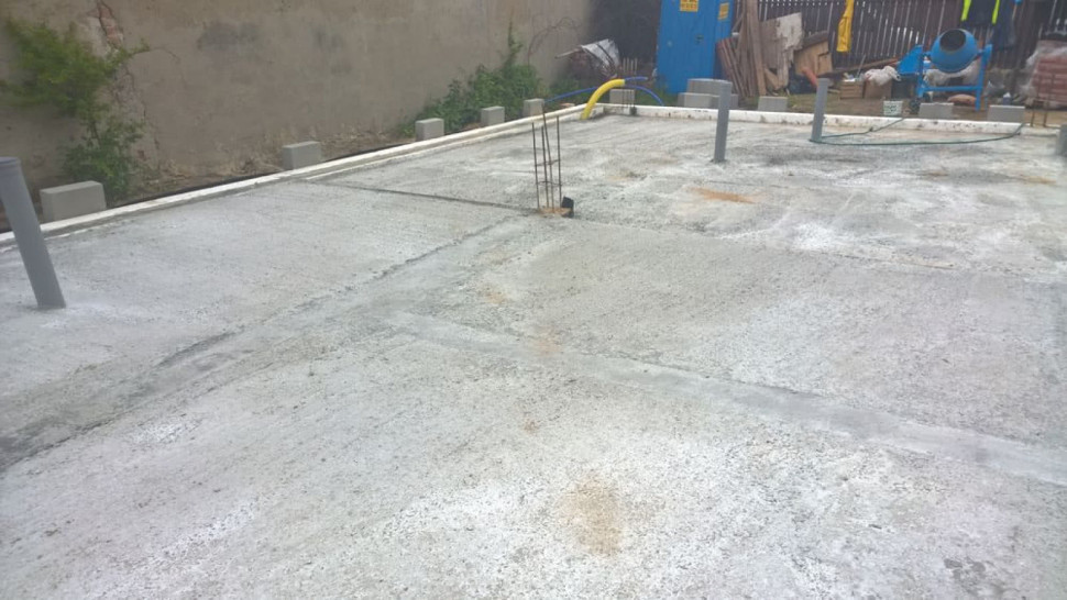 Źle ułożony beton - widać nierówności płyty stropowej