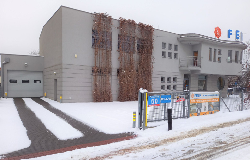 Efekt działania elektrycznego ogrzewania przeciwoblodzeniowego wjazdu do garażu zimą. fot. Feinx Polska