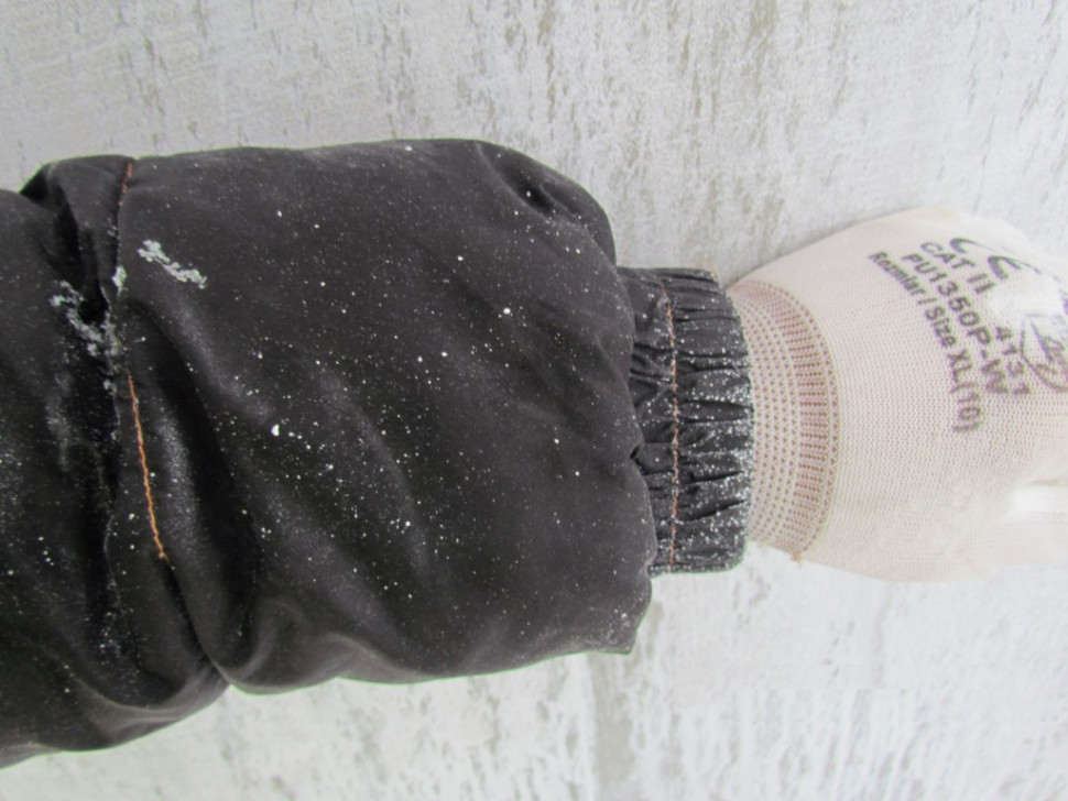 Kryształki soli na ciemnej tkaninie. fot. Dryvit Systems USA (Europe)