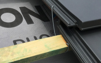 Jakie klamry montażowe wybrać do dachówki płaskiej?