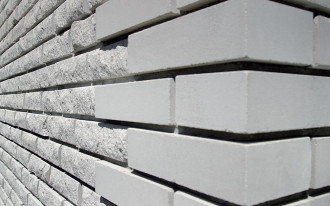 Czy elewacja wykonana z cegły silikatowej wymaga impregnacji?