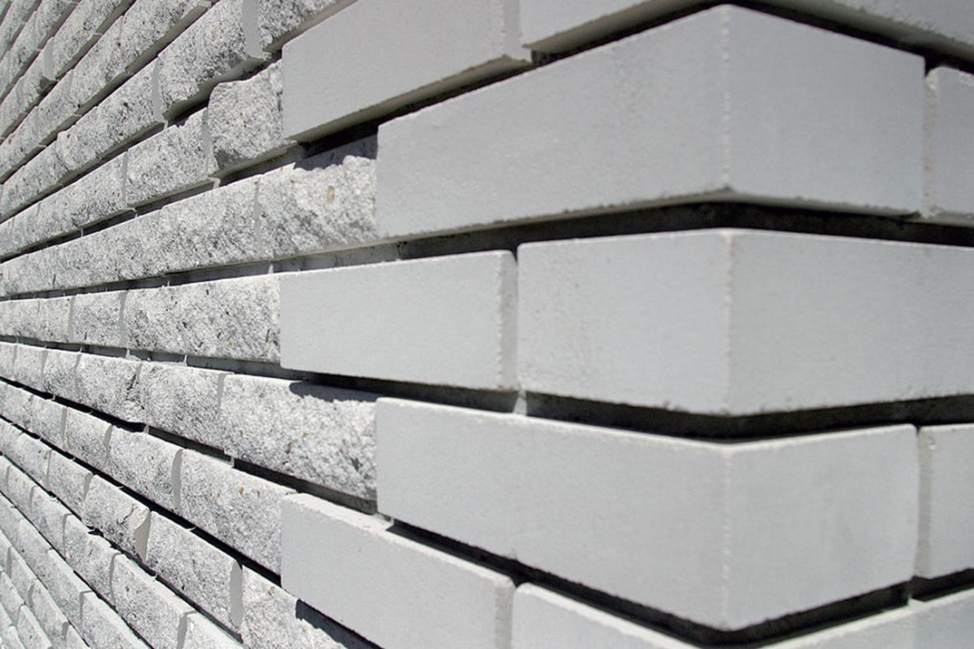Czy elewacja wykonana z cegły silikatowej wymaga impregnacji?