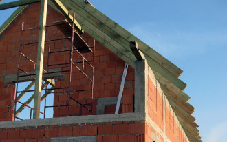 Jak zabezpieczyć przeciwpożarowo więźbę dachową w pobliżu komina murowanego?