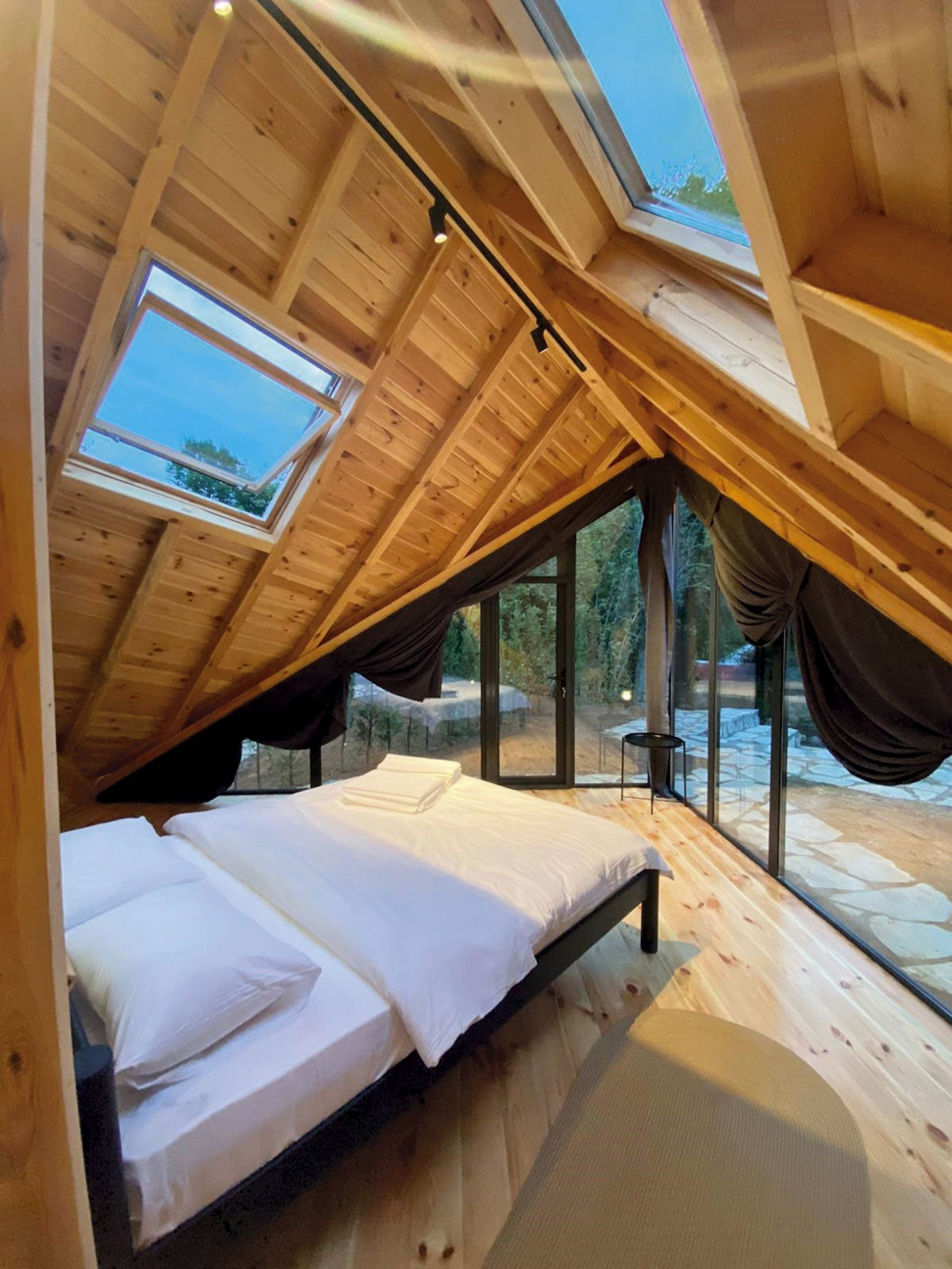 Duże przeszklenia w domkach wypoczynkowych w Rize