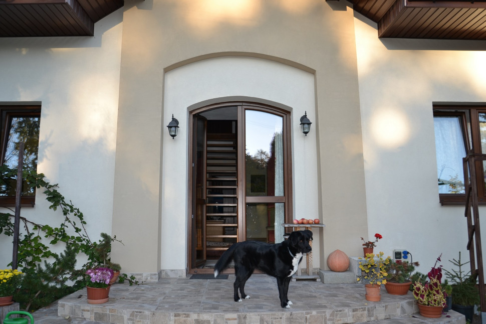 Murarze w większości zastosowali gotowe nadproża, a łukowate nad oknem tarasowym wyprofilowali z cegły