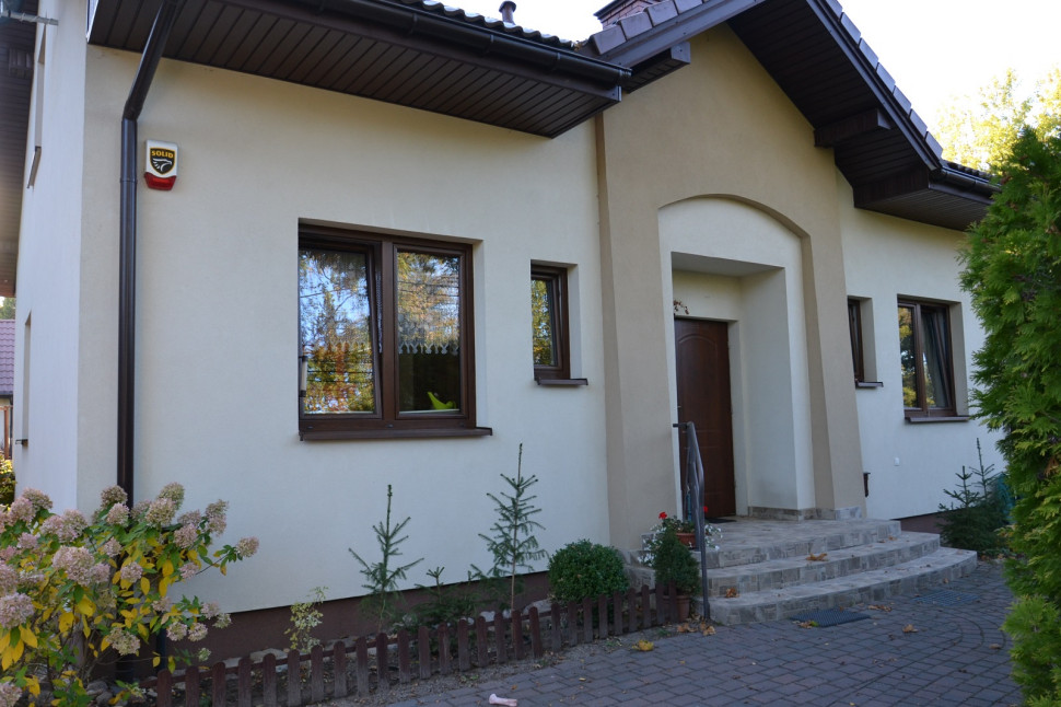 Ściany z poryzowanej ceramiki i styropianu dobrze izolują termicznie i akustycznie, akumulują ciepło