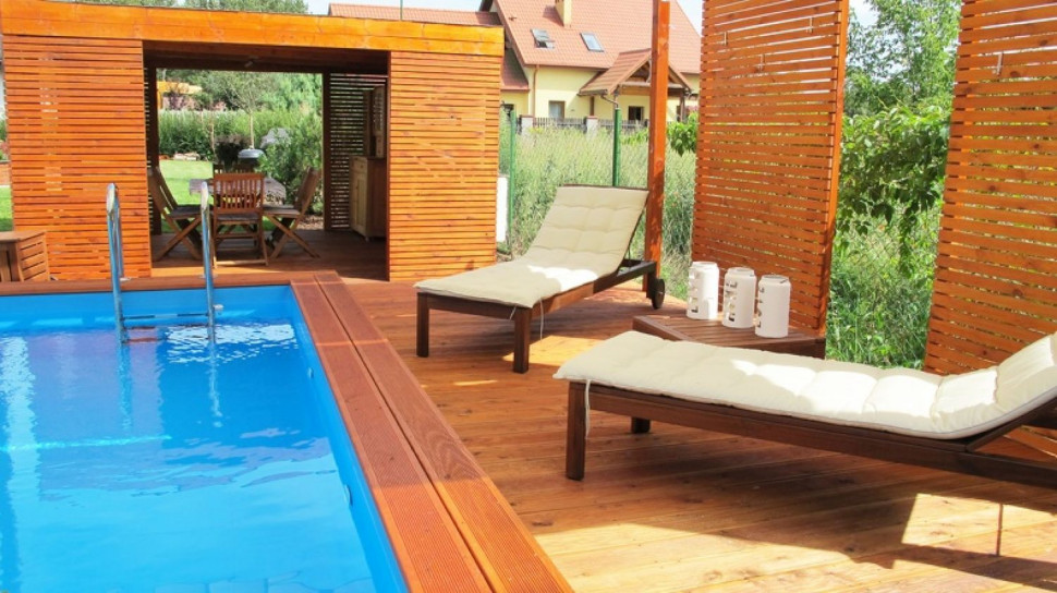 Elewacja ażurowa na altance obok basenu