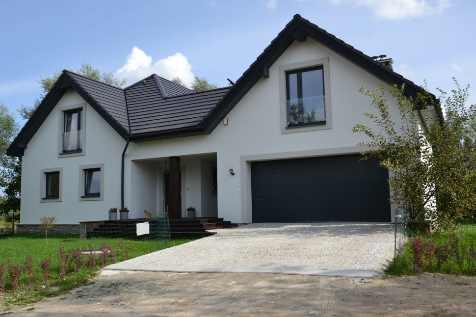 Ściany wzniesiono z bloczków z betonu komórkowego i ocieplono wełną mineralną