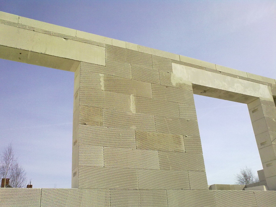 Wznoszenie ścian z betonu komórkowego