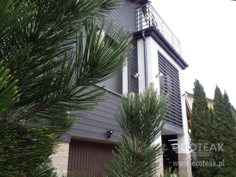 Deski kompozytowe na elewacji domu jednorodzinnego
