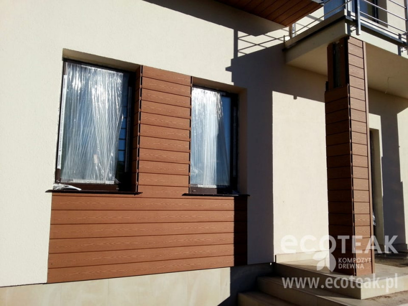 Deski kompozytowe na elewacji domu jednorodzinnego
