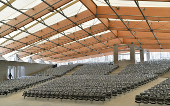 Lekkie konstrukcje z drewna klejonego z powłoką PVC. Amfiteatry, nowoczesne hale sportowe i magazynowe