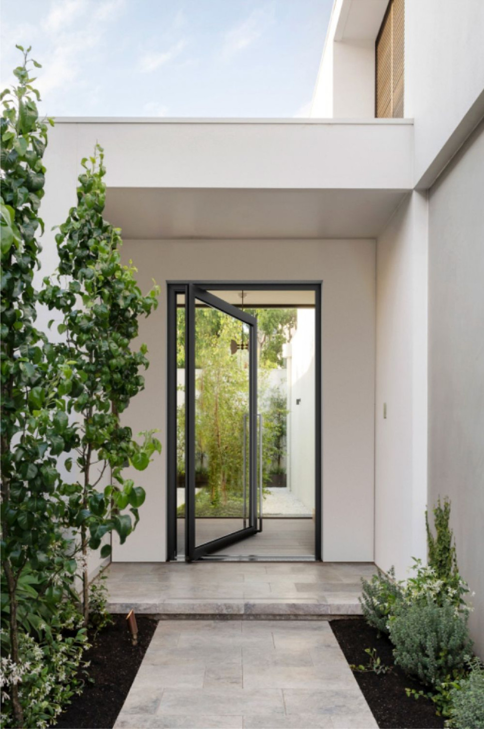 Przeszklone drzwi obrotowe AWILUX pivot w budynku mieszkalnym