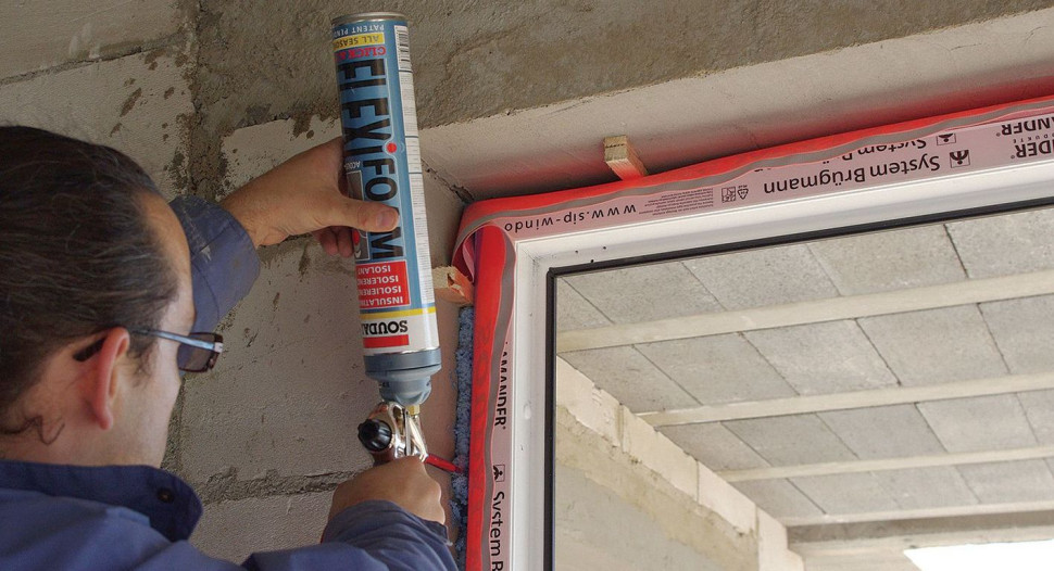 W montażu warstwowym (ciepłym, szczelnym), szczelinę między ramą i murem wypełnia się pianą montażową, którą zabezpieczają taśmy - od wewnątrz paroszczelna