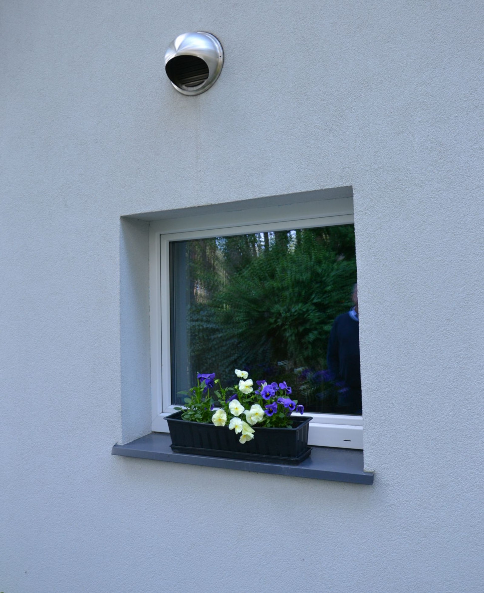 Czerpnia powietrza nad oknem w kotłowni