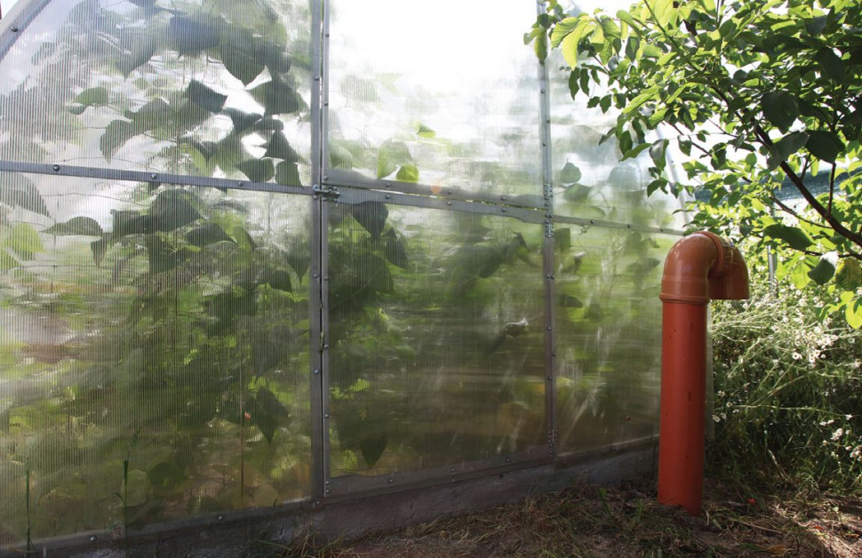 Czerpnia powietrza znajduje się nad przeponowym (rurowym) GWC