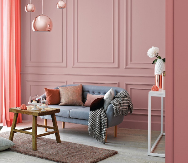 Listwa styropianowa na ścianie w kolorze różowym