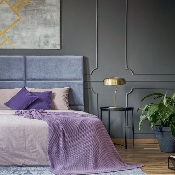 Listwy styropianowe można malować na dowolny kolor farbami do ścian - tu na szaro