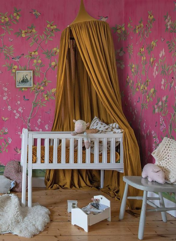 Tapety w delikatne motywy kwiatowe w pokoju dziecka