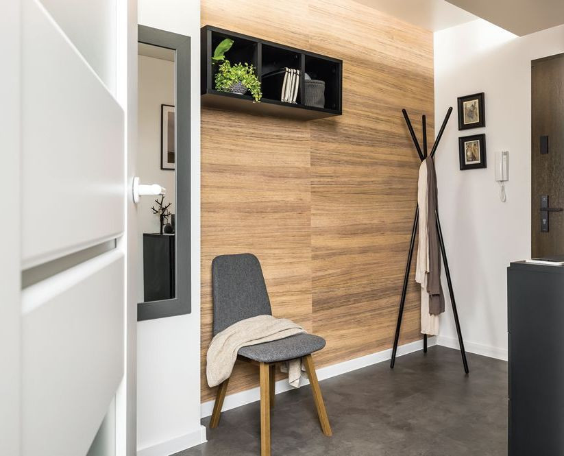 Panele drewnopochodne na ścianie korytarza