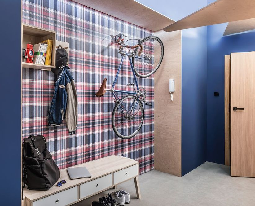 Panele drewnopochodne na ścianie korytarza