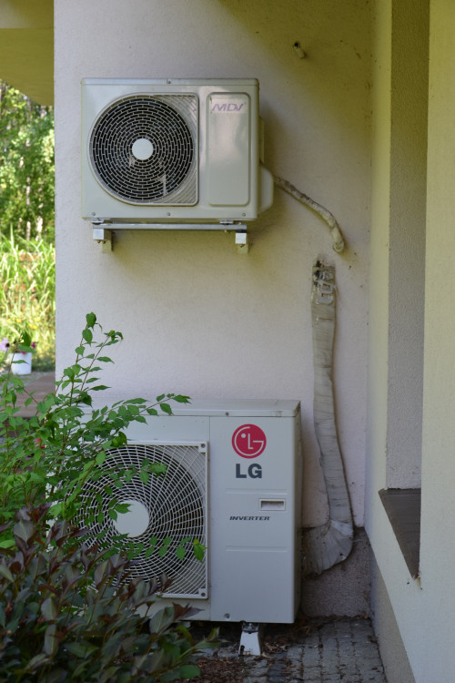 Jednostki split i multisplit umieszczono w zacienionym miejscu