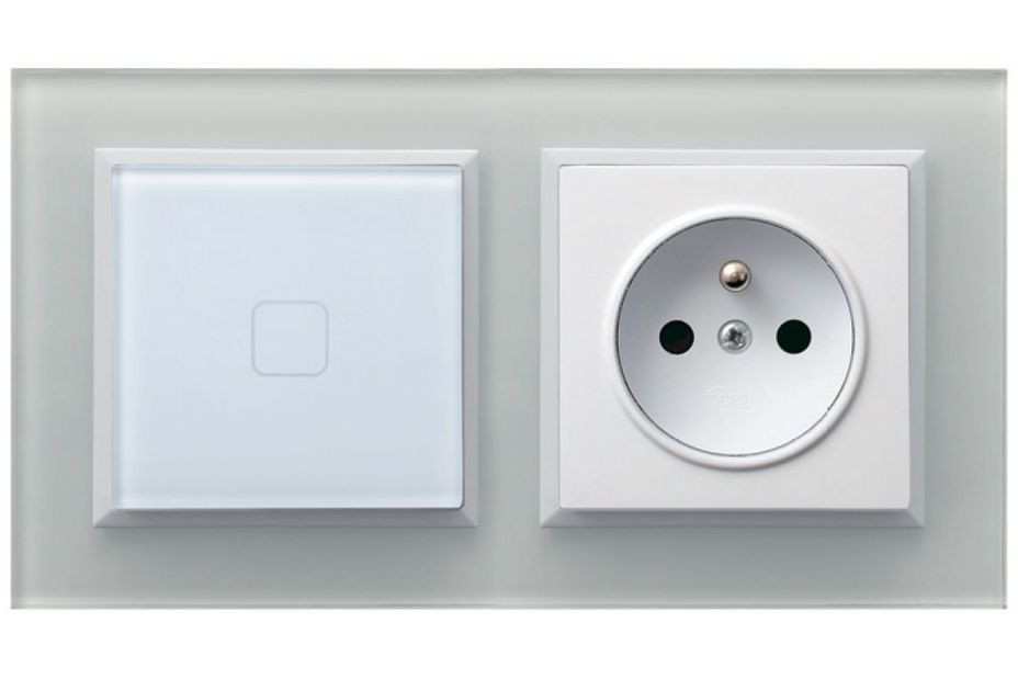 Osprzęt dotykowy w jednej ramce z gniazdem elektrycznym