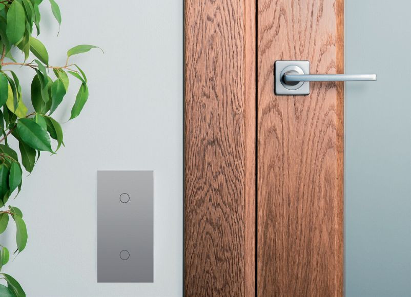 Łączniki najwygodniej jest umieścić obok drzwi po stronie klamki, na wysokości ok. 80 lub 130 cm
