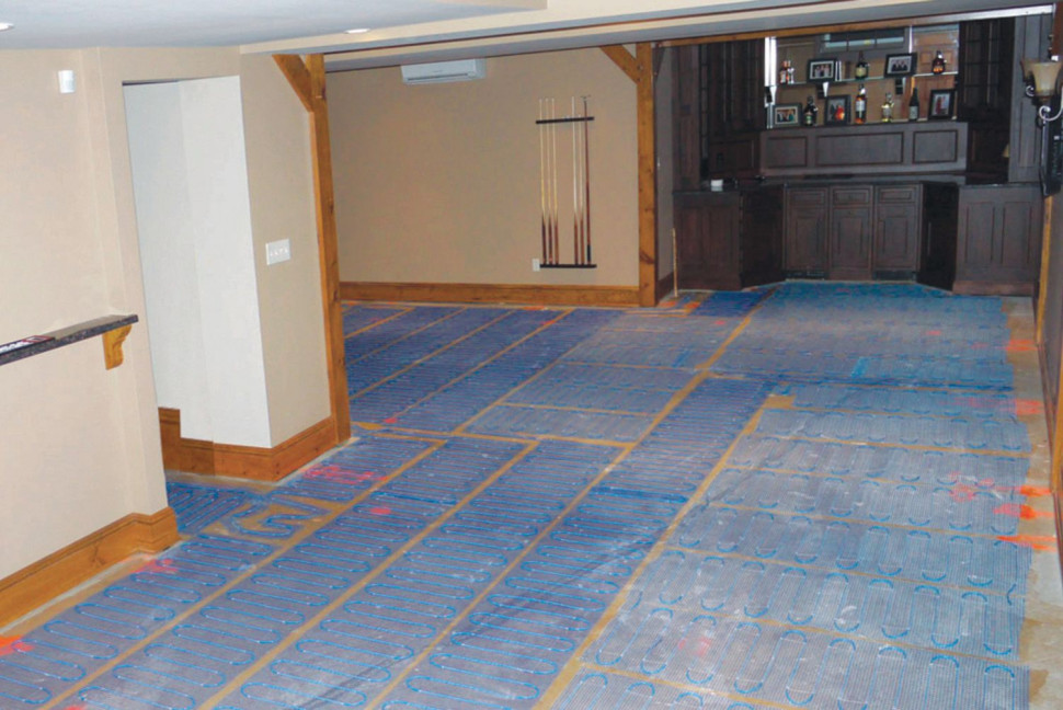 Rozłożone maty grzejne przed ułożeniem posadzki