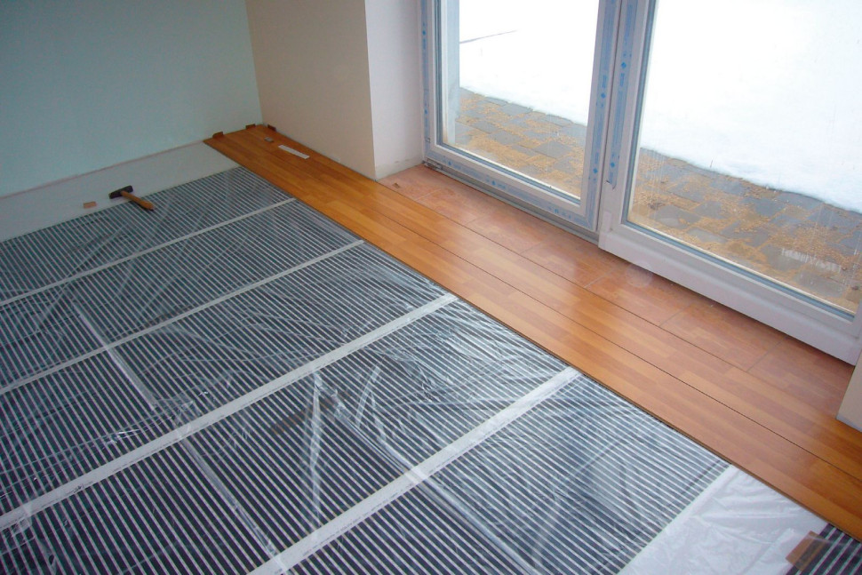 Folia grzewcza o grubości 0,4 mm układana pod panelami