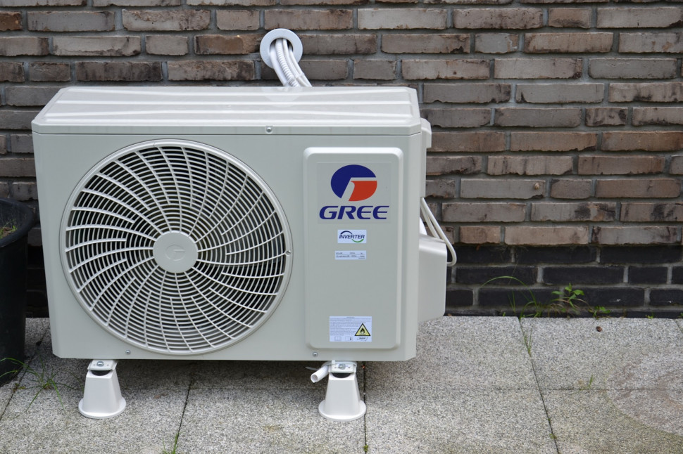 Jednostka zewnętrzna klimatyzatora i przejście instalacji przez trójwarstwowy mur